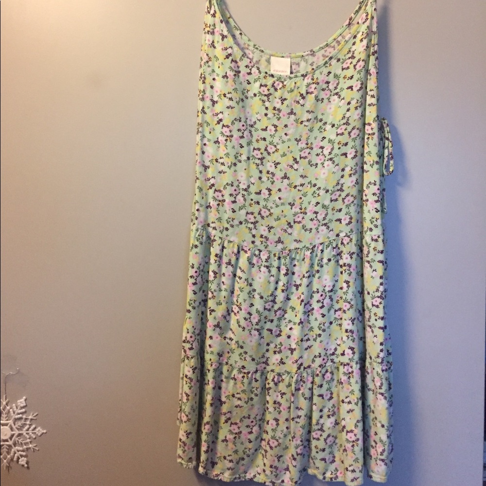 Light green tie at the top dress
